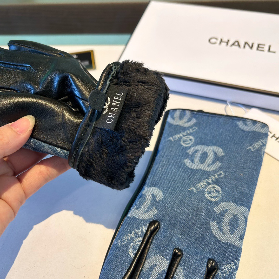 
2025🧤香奈儿新品短款牛仔布加羊皮手套，时尚机车🚗手套，秋冬新品布内里，时尚🌺上手超舒适柔软、百搭！