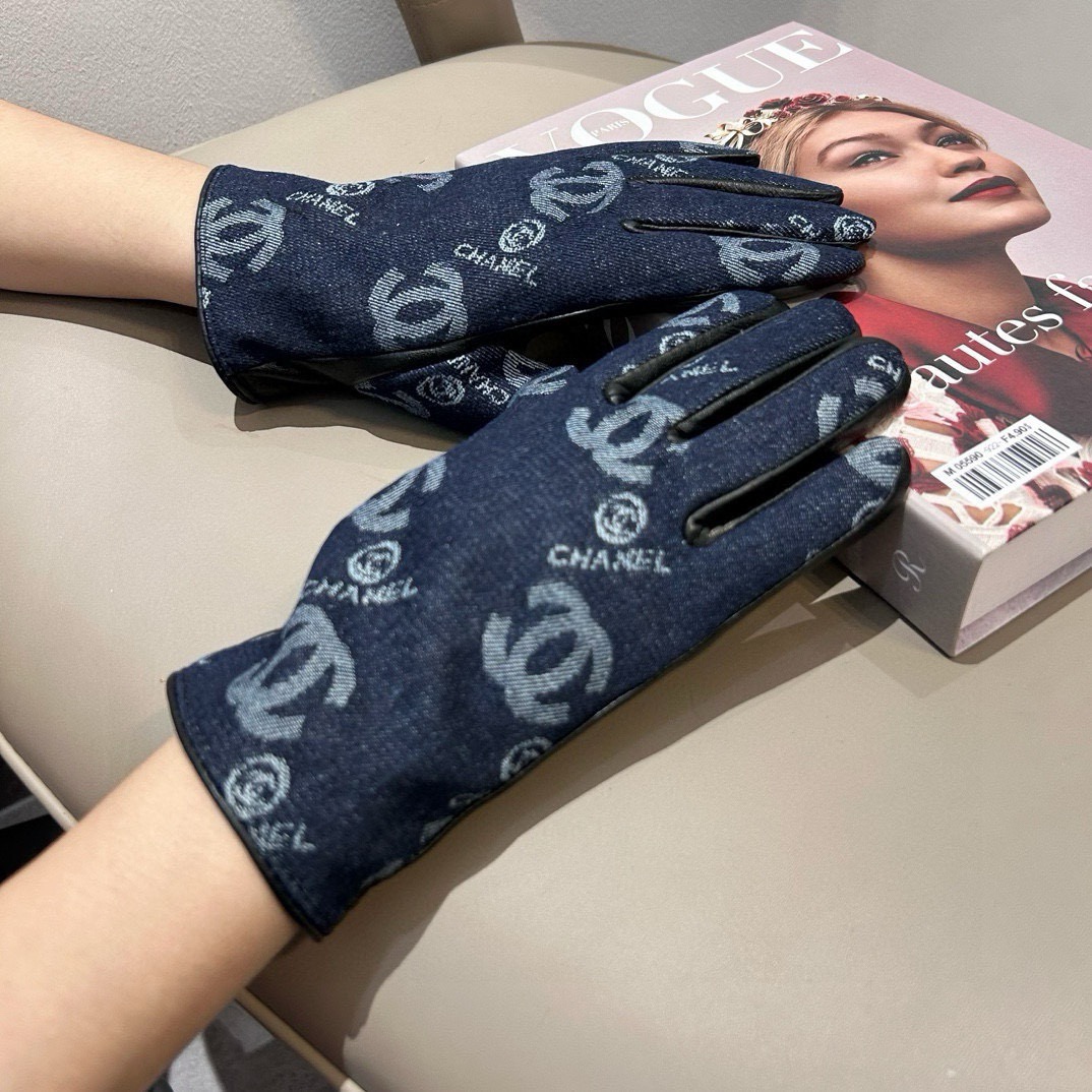 
2025🧤香奈儿新品短款牛仔布加羊皮手套，时尚机车🚗手套，秋冬新品布内里，时尚🌺上手超舒适柔软、百搭！