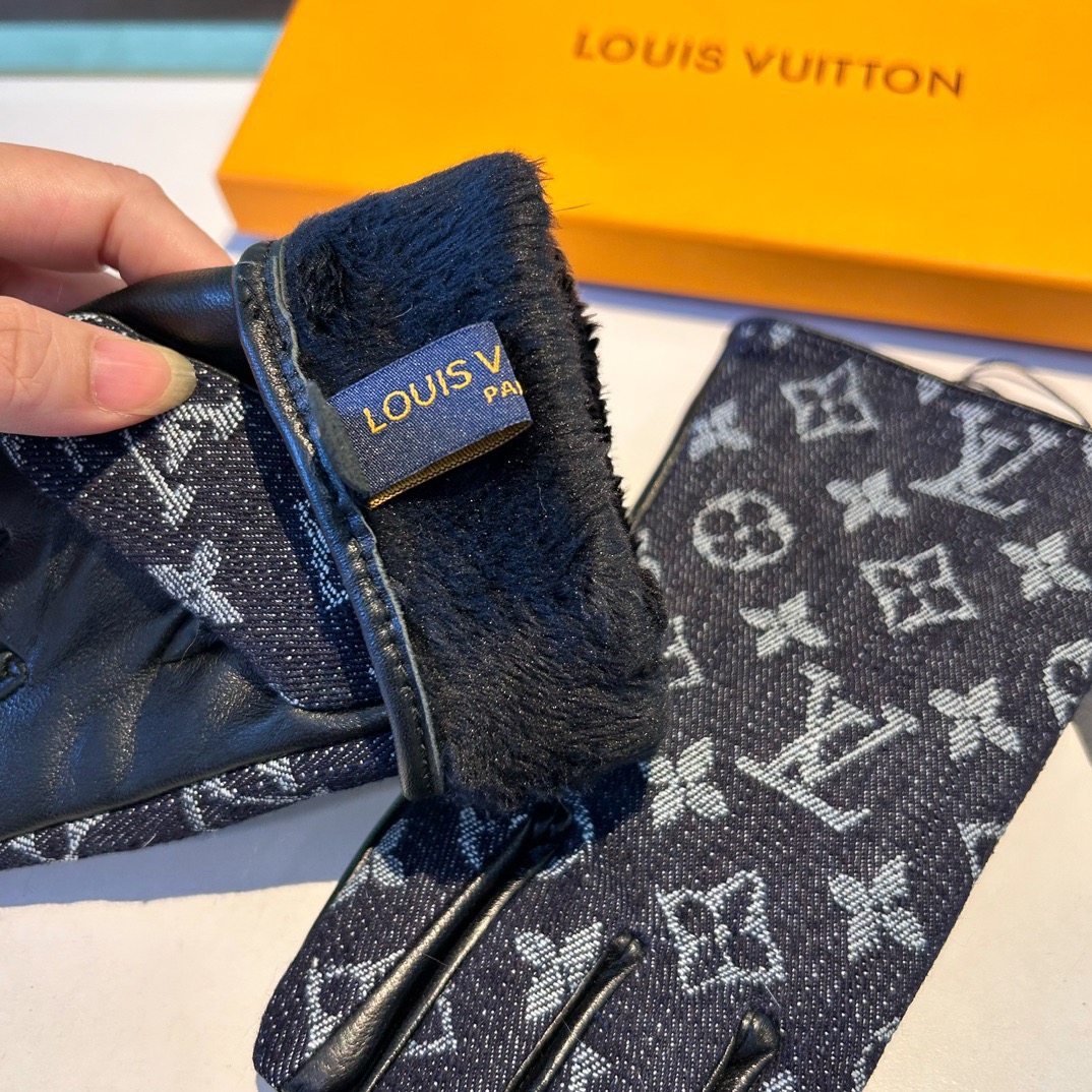 
2025🧤LV新品牛仔配皮手套，时尚机车🚗手套，秋冬新品布内里，时尚🌺上手超舒适柔软、百搭！集美女神必