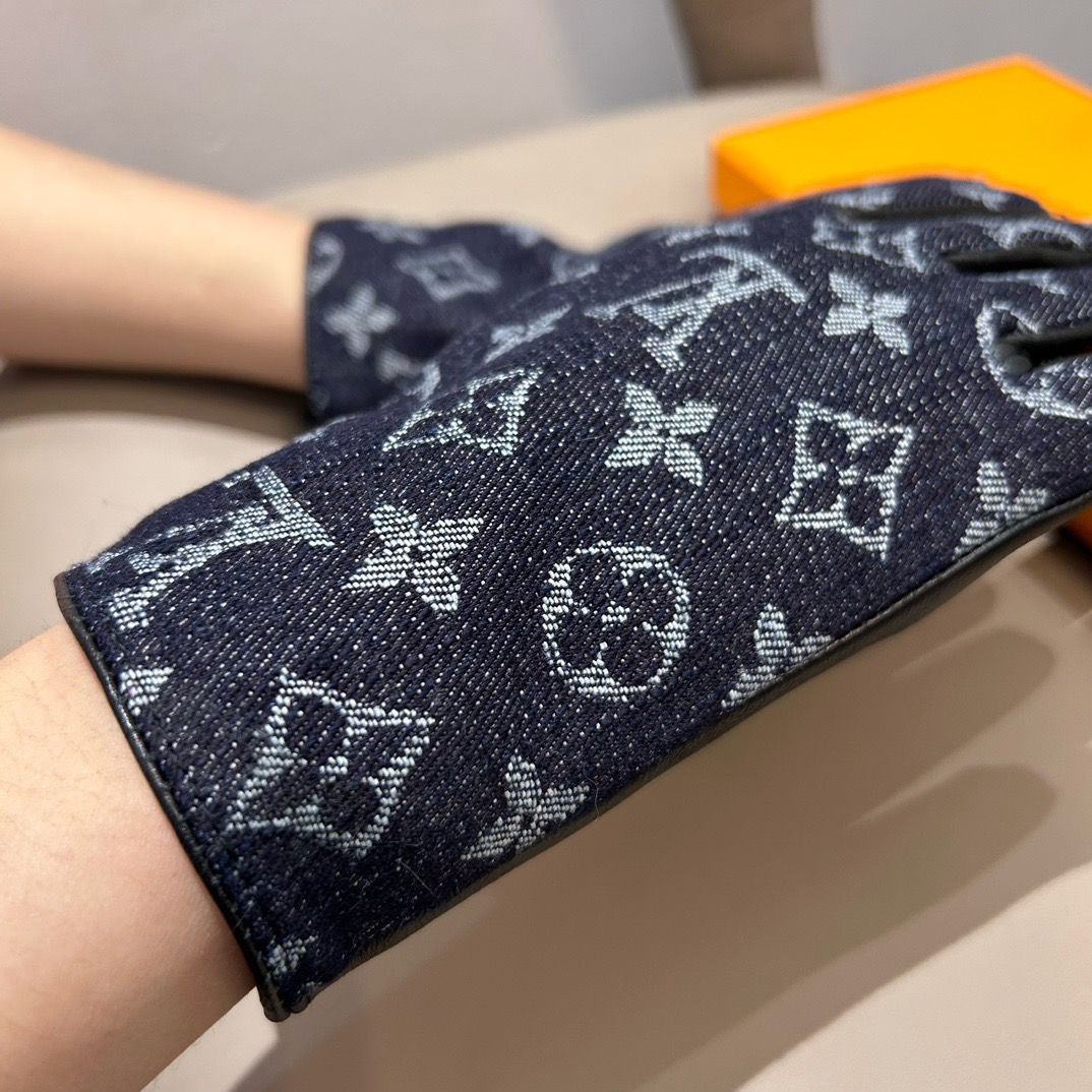
2025🧤LV新品牛仔配皮手套，时尚机车🚗手套，秋冬新品布内里，时尚🌺上手超舒适柔软、百搭！集美女神必