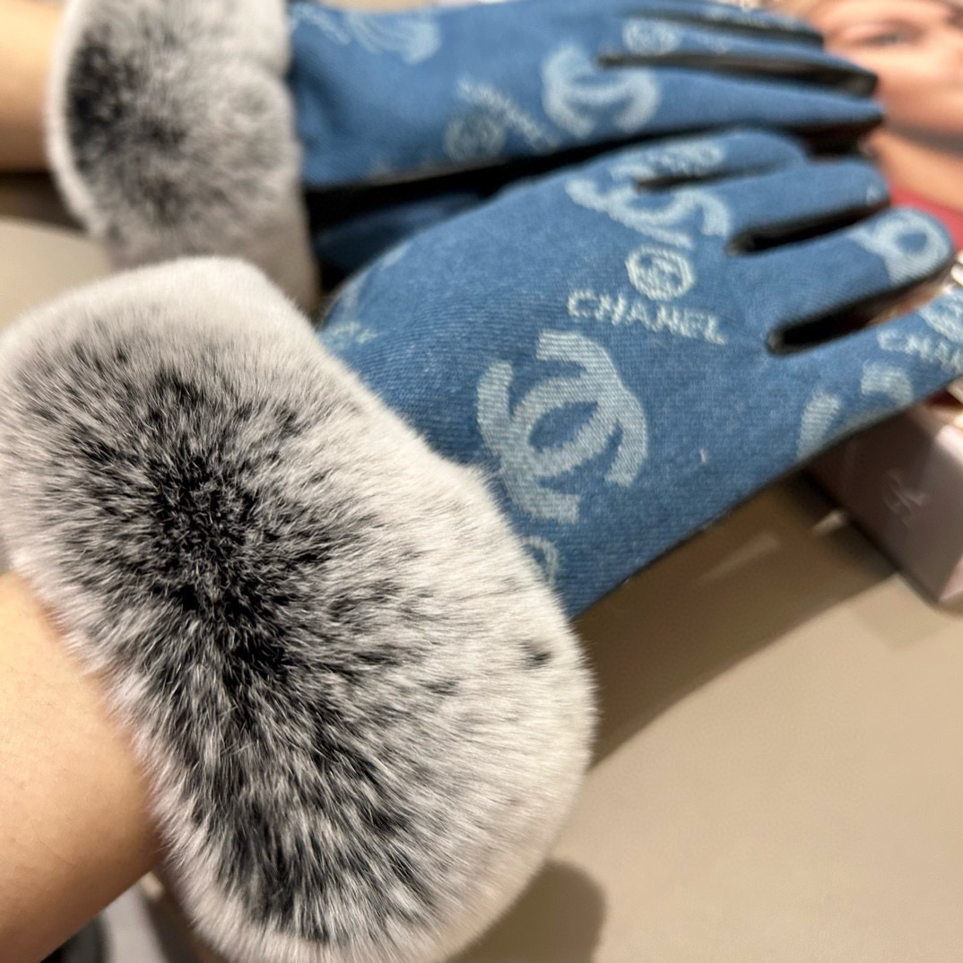 
2025🧤香奈儿新品毛口牛仔布加羊皮手套，时尚机车🚗手套，秋冬新品布内里，时尚🌺上手超舒适柔软、百搭！