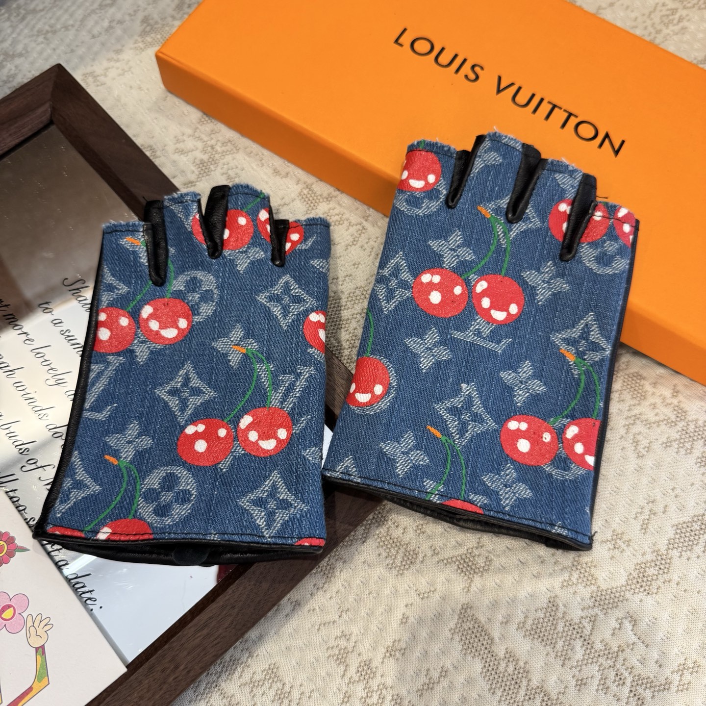 
2025🧤LV新品樱桃🍒短款牛仔配皮手套，时尚机车🚗手套，秋冬新品布内里，时尚🌺上手超舒适柔软、百搭！