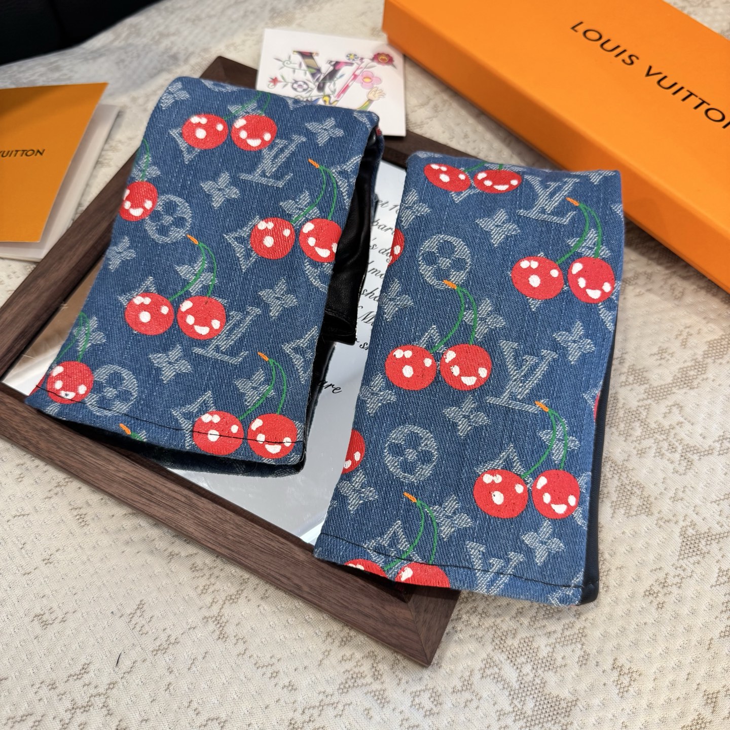 
2025🍒LV新品长款樱桃🍒牛仔布配羊皮手套，时尚手套，秋冬新品布内里，时尚🌺上手超舒适柔软、百搭！出