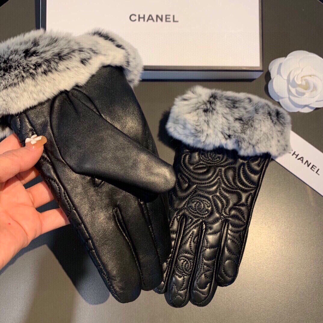 
Chanel 香奈儿2025秋冬懒兔毛乱绣💐羊皮手套👍手机触屏，值得对比🔥🔥同款不同品质，秒杀市场差产