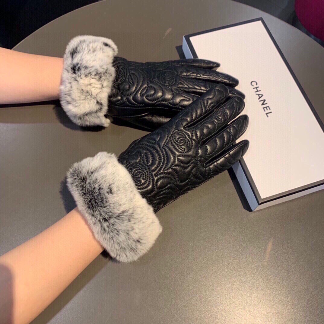 
Chanel 香奈儿2025秋冬懒兔毛乱绣💐羊皮手套👍手机触屏，值得对比🔥🔥同款不同品质，秒杀市场差产