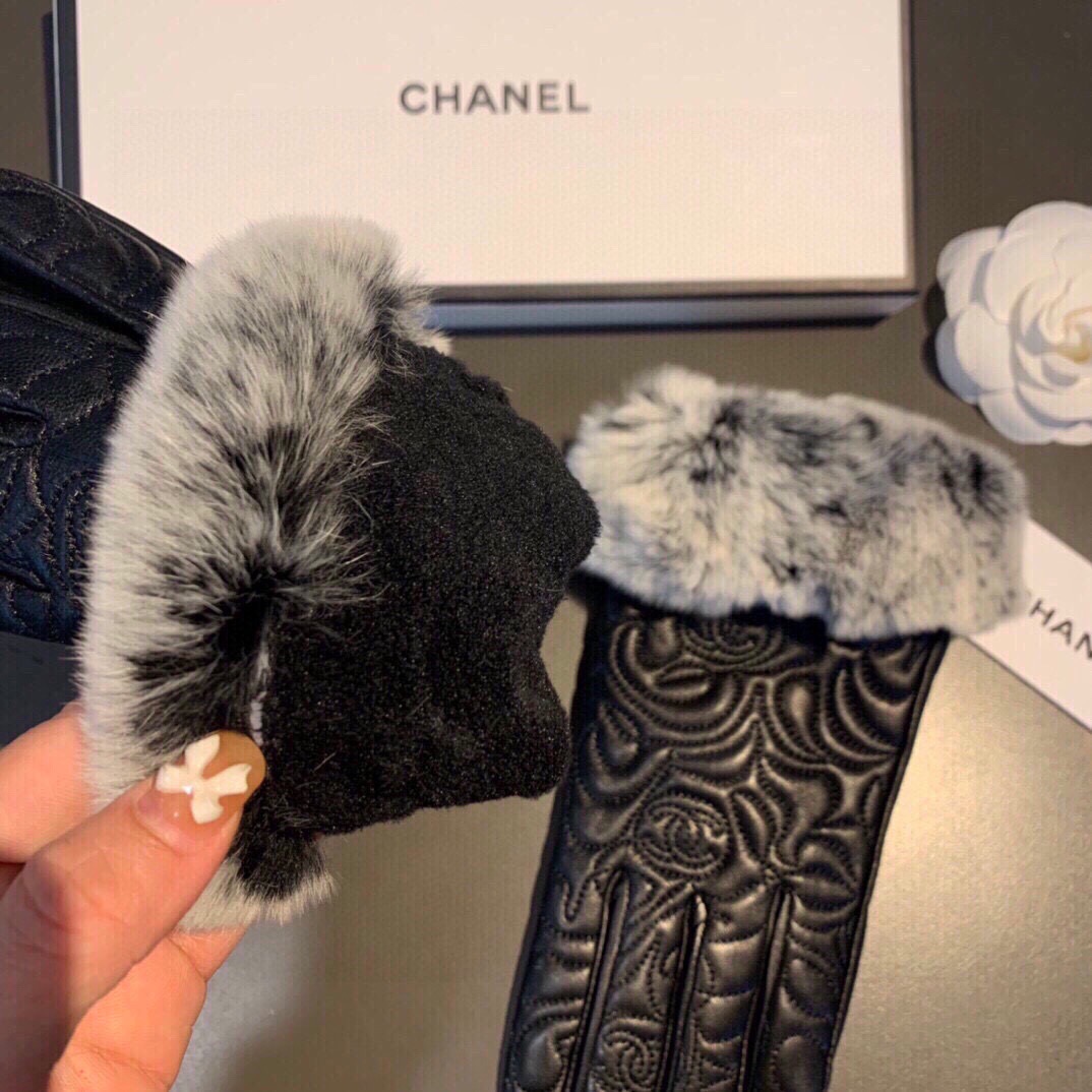 
Chanel 香奈儿2025秋冬懒兔毛乱绣💐羊皮手套👍手机触屏，值得对比🔥🔥同款不同品质，秒杀市场差产