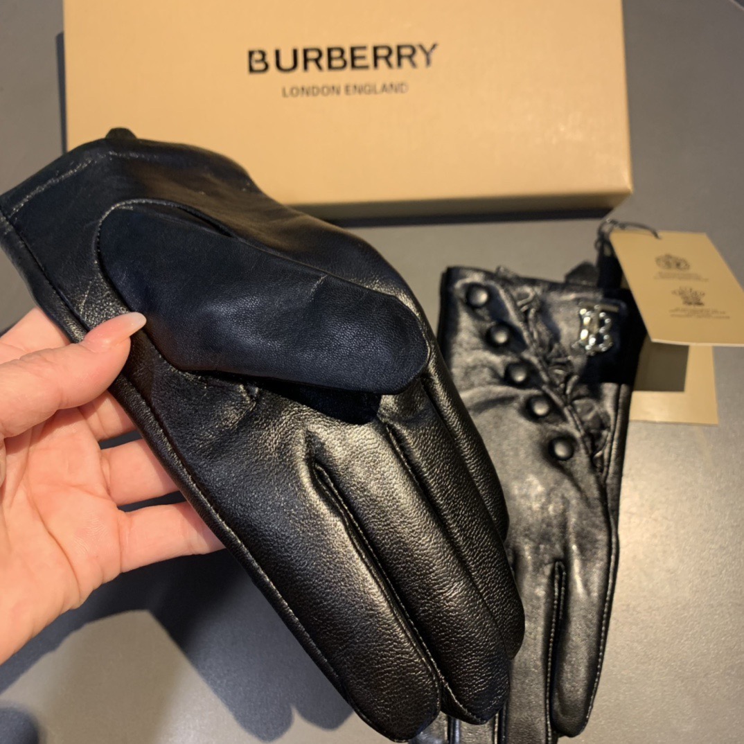 
巴宝莉BURBERRY 专柜新品羊皮手套，时尚手套，秋冬保暖加绒内里，经典简洁💕上手超舒适柔软、百搭！