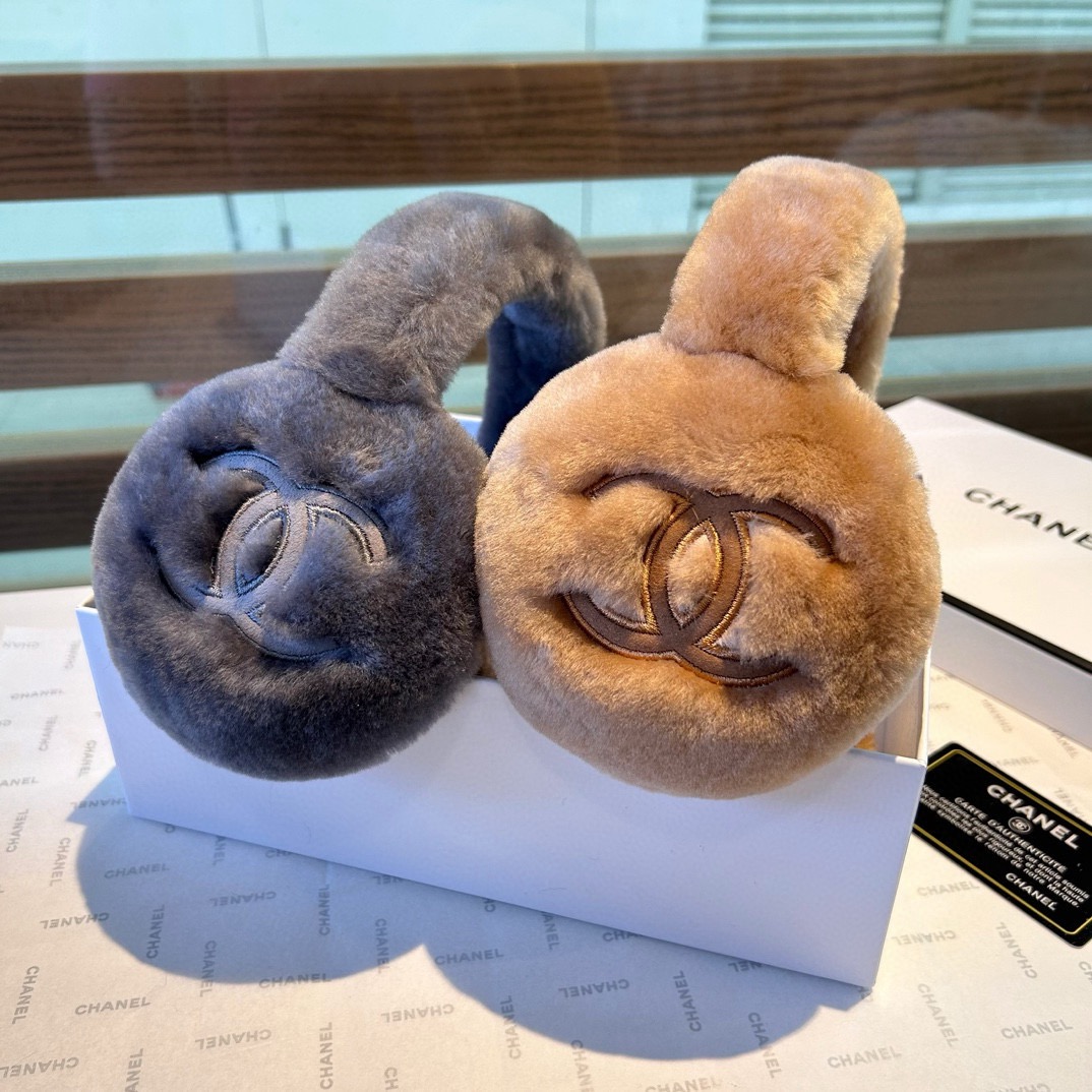 ，羊毛耳罩🌈疯狂打call值得拥有💫
💕人间白富美,网红明星同款😍
香奈儿滑雪耳罩，保暖☺️
滑雪日常凹