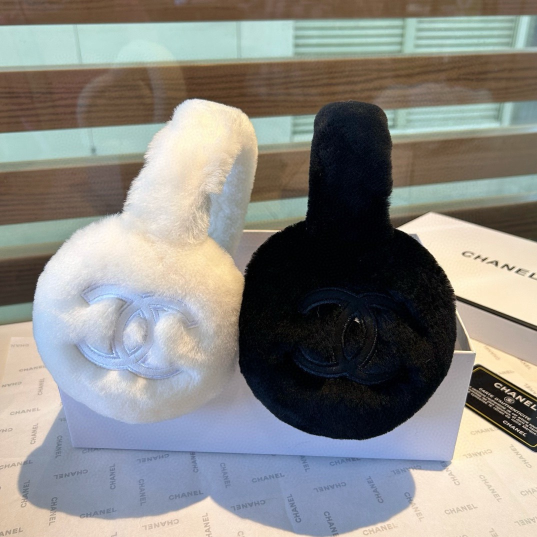 ，羊毛耳罩🌈疯狂打call值得拥有💫
💕人间白富美,网红明星同款😍
香奈儿滑雪耳罩，保暖☺️
滑雪日常凹