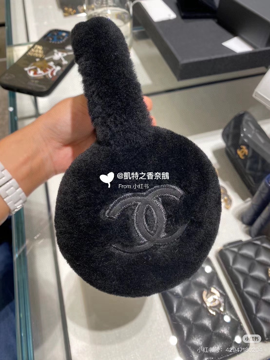 ，羊毛耳罩🌈疯狂打call值得拥有💫
💕人间白富美,网红明星同款😍
香奈儿滑雪耳罩，保暖☺️
滑雪日常凹
