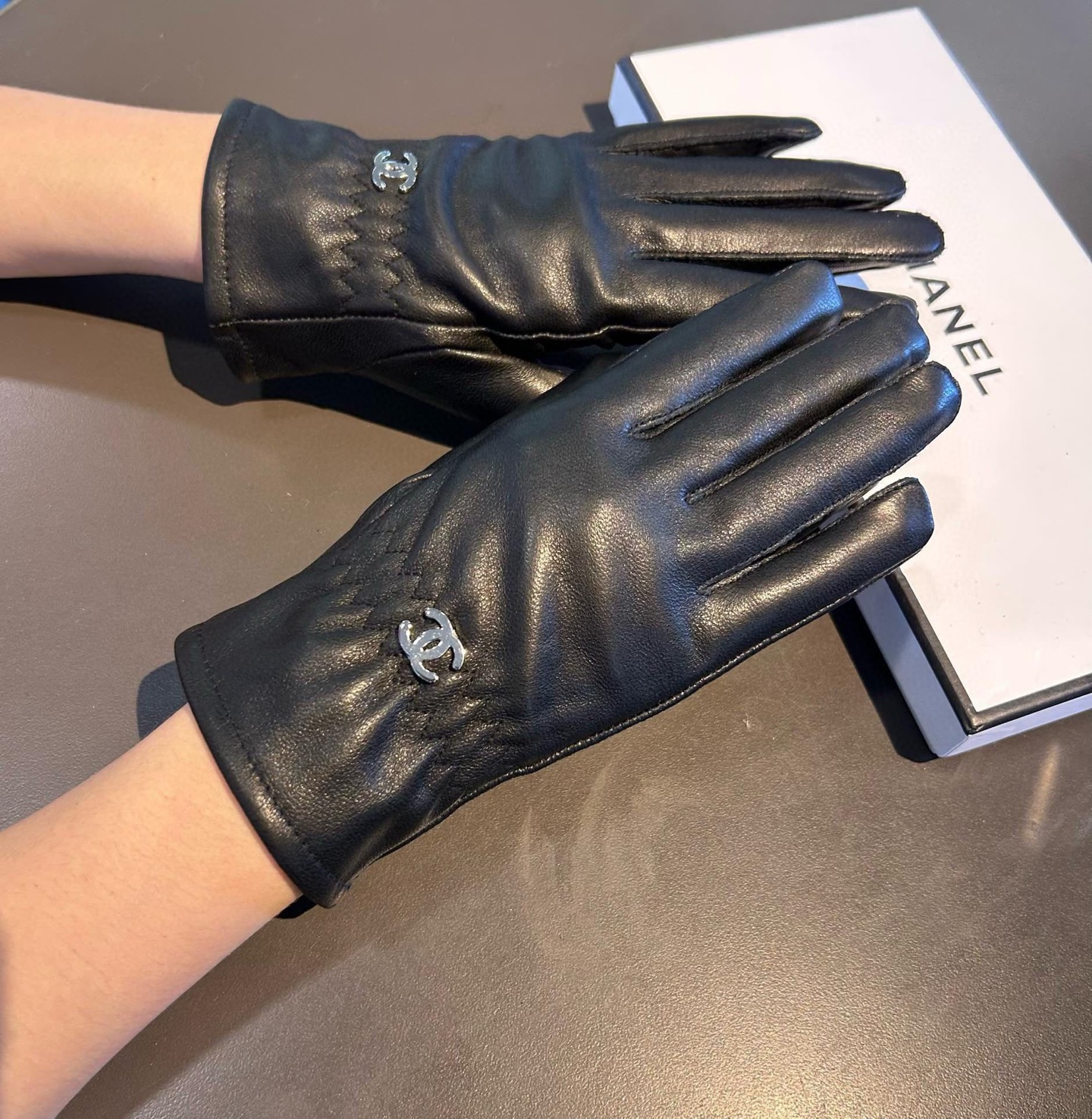 NO:343994,2025 new exclusive first touch screen gloves Chanel [original single quality] official website synchronizes the new high-end sheepskin gloves for women. The goddess’ first choice cannot be missed. Imported sheepskin is delicate and soft. Identify imported sheepskin with unique touch and cashmere inside. The inner warmth of the original customized hardware is not missed. No details are left out. Number of codes M L gloves, gloves, chanel, chanel, sheepskin, gloves19860909批 2025新款独家首发触屏手套 Chanel香奈儿【原单品质】官网同步女士新款高档羊皮手套女神首选 不可错过百分百选用进口羊皮 皮质细腻柔软 认准进口羊皮特有手感羊绒内里保暖更佳 原版定制五金顶级做工任何细节都不放过配盒子 码数Ｍ L手套,手套,chanel,chanel,sheepskin,gloves,accessory