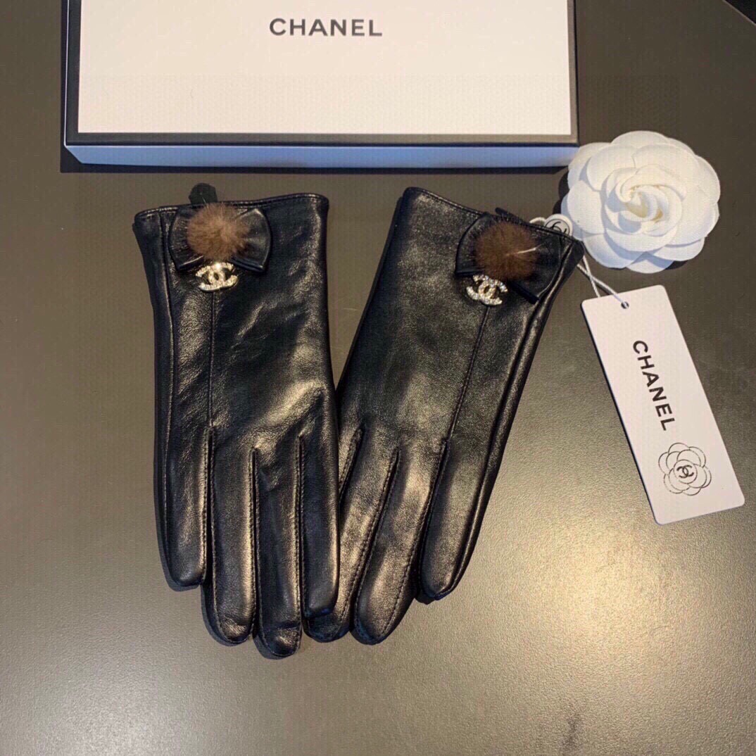 ✨✨
2025新款独家首发‼触屏手套 Chanel香奈儿狐狸毛球吊钻双C【原单品质】官网同步女士新款高档
