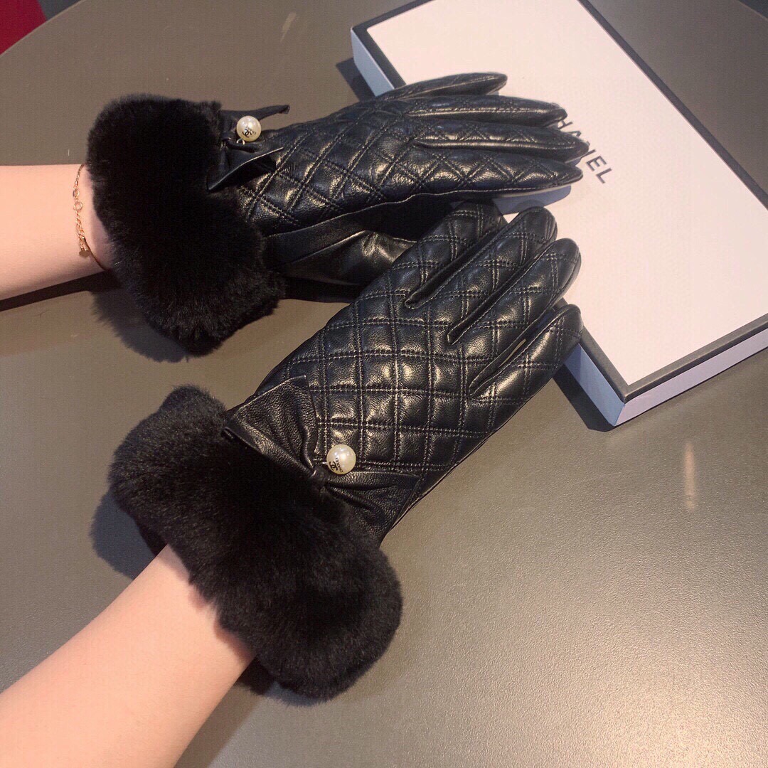 👏👏
Chanel 香奈儿2025秋冬懒兔毛乱绣💐羊皮手套👍手机触屏，值得对比🔥🔥同款不同品质，秒杀市场