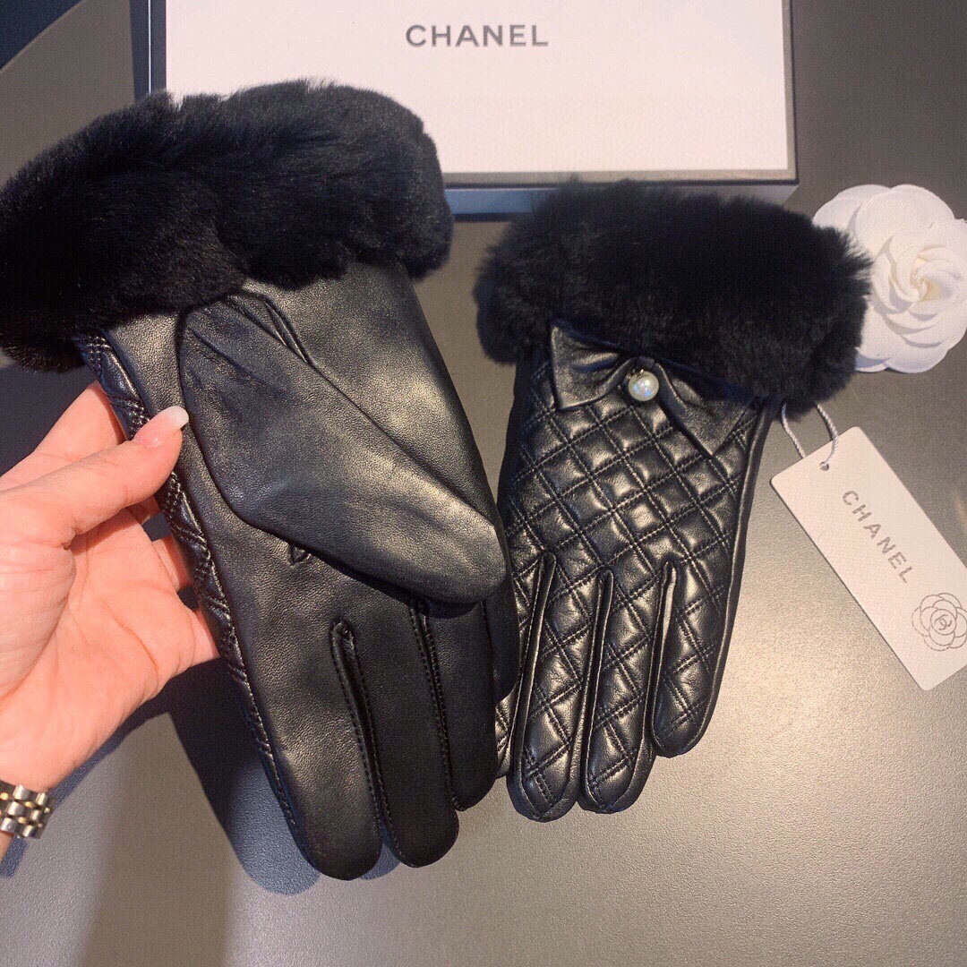 👏👏
Chanel 香奈儿2025秋冬懒兔毛乱绣💐羊皮手套👍手机触屏，值得对比🔥🔥同款不同品质，秒杀市场