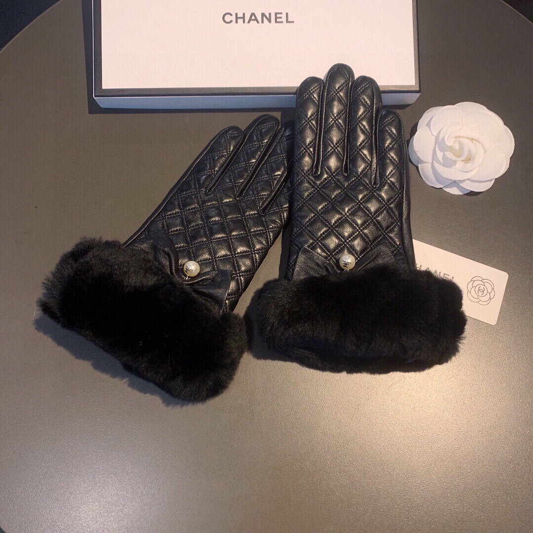 👏👏
Chanel 香奈儿2025秋冬懒兔毛乱绣💐羊皮手套👍手机触屏，值得对比🔥🔥同款不同品质，秒杀市场