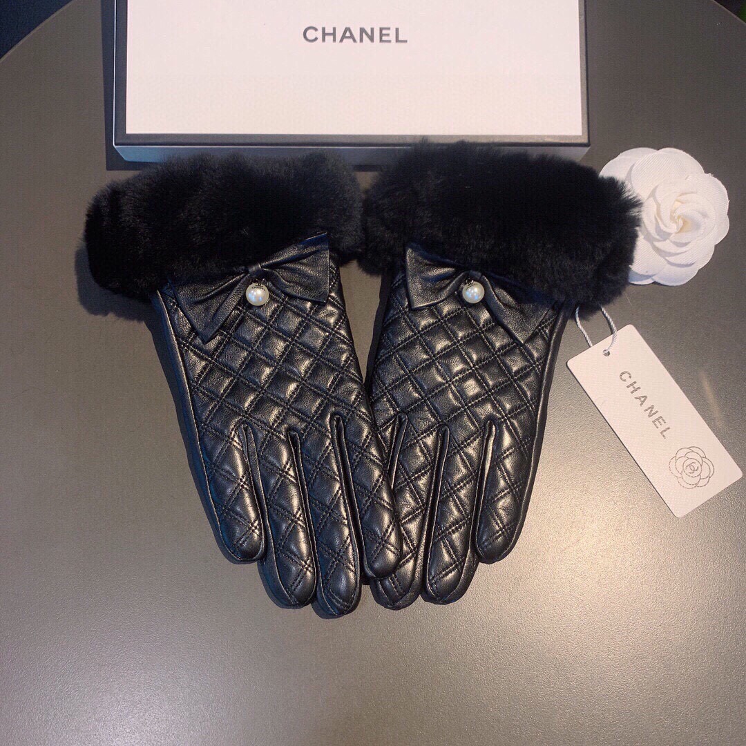 👏👏
Chanel 香奈儿2025秋冬懒兔毛乱绣💐羊皮手套👍手机触屏，值得对比🔥🔥同款不同品质，秒杀市场