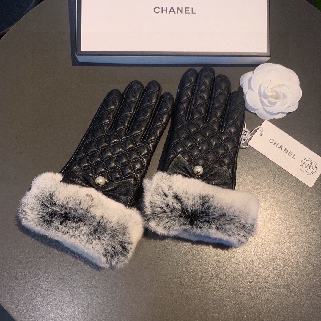 👏👏
Chanel 香奈儿2025秋冬懒兔毛乱绣💐羊皮手套👍手机触屏，值得对比🔥🔥同款不同品质，秒杀市场