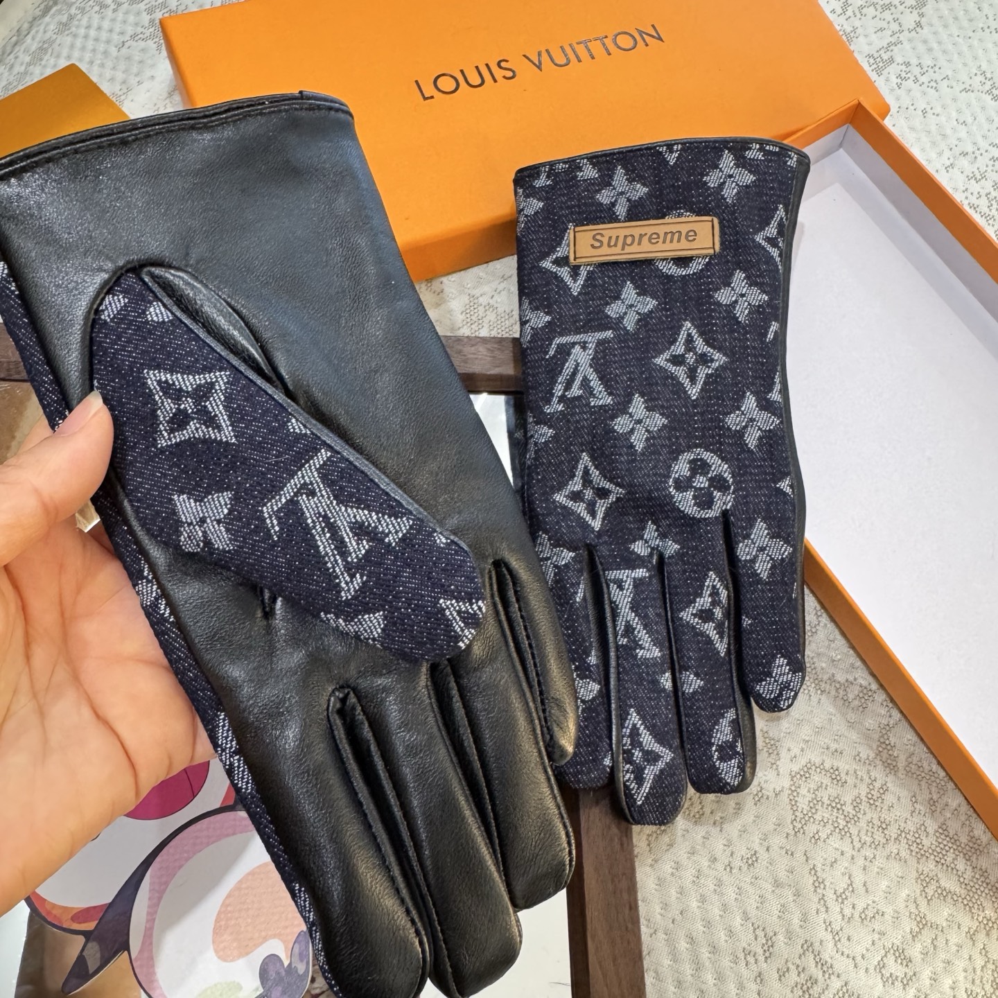 
2025🧤LV新品牛仔配皮手套，时尚机车🚗手套，秋冬新品布内里，时尚🌺上手超舒适柔软、百搭！集美女神必