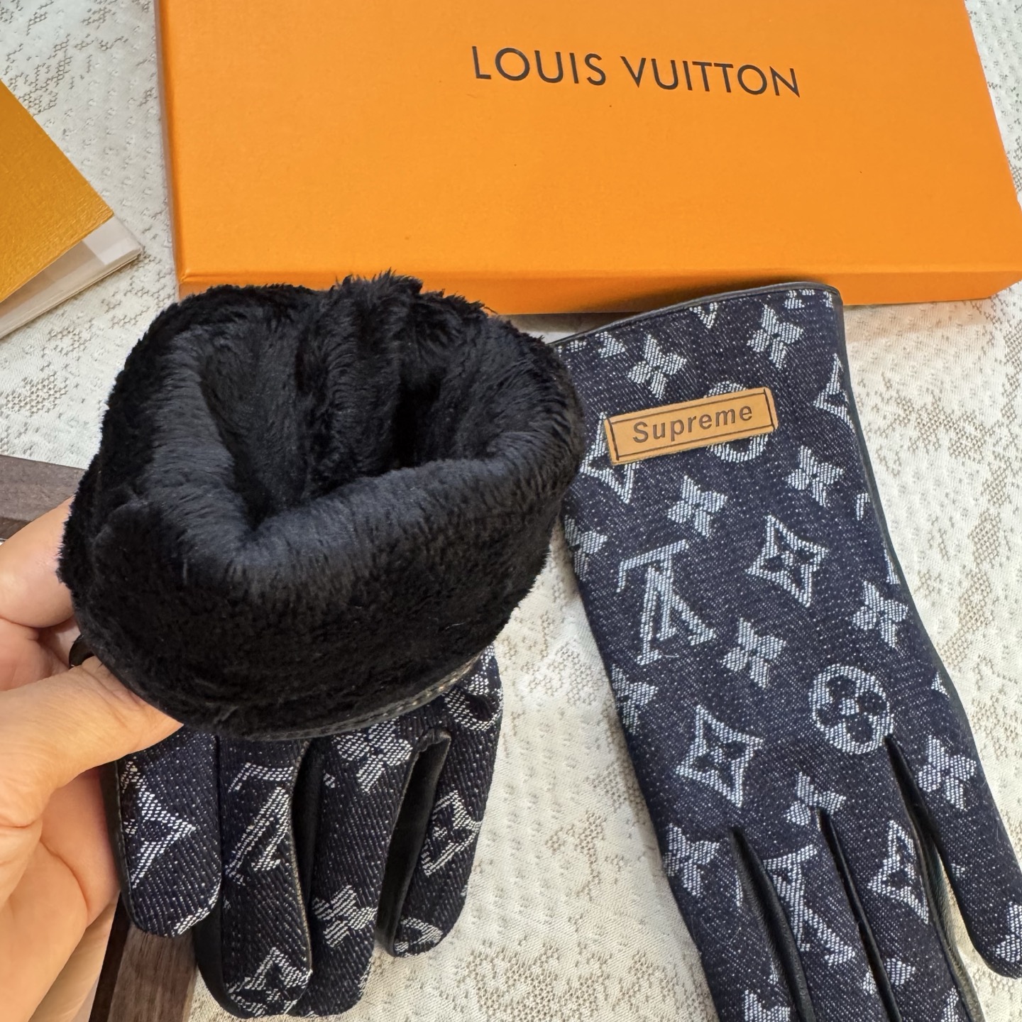 
2025🧤LV新品牛仔配皮手套，时尚机车🚗手套，秋冬新品布内里，时尚🌺上手超舒适柔软、百搭！集美女神必
