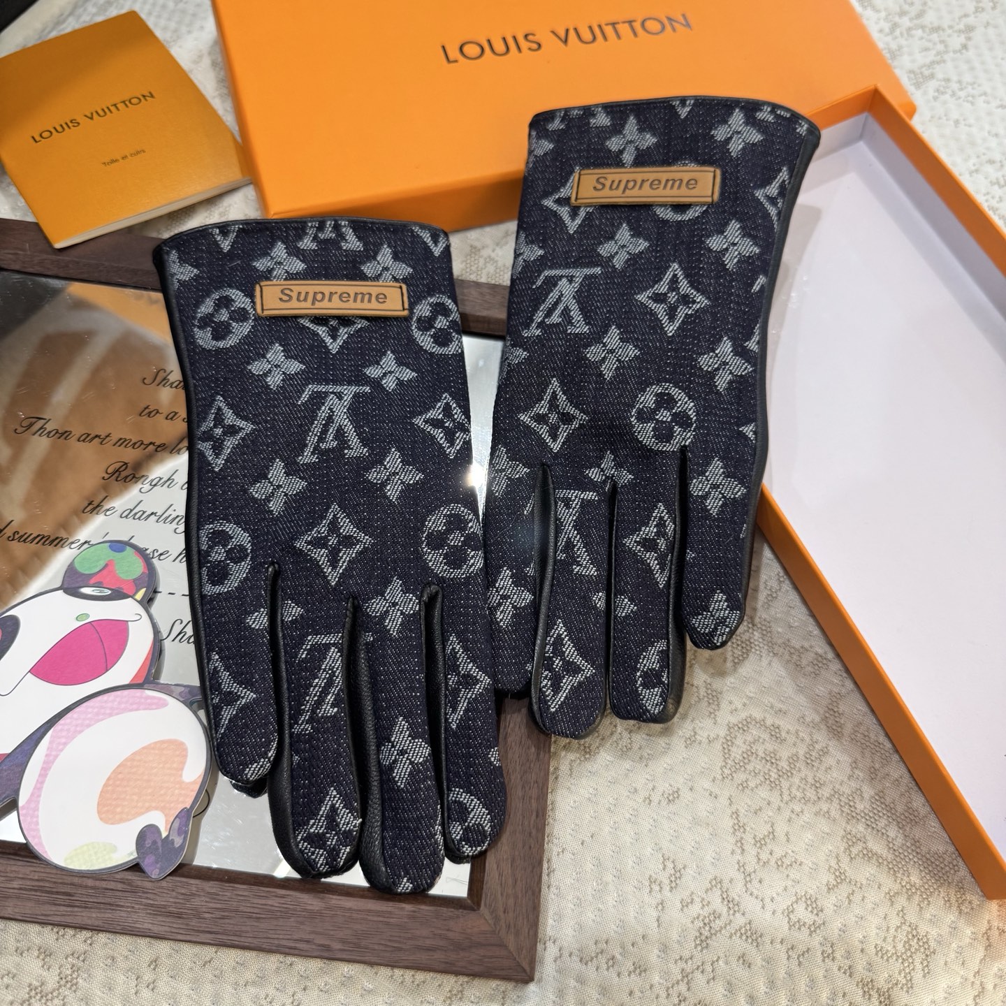 
2025🧤LV新品牛仔配皮手套，时尚机车🚗手套，秋冬新品布内里，时尚🌺上手超舒适柔软、百搭！集美女神必