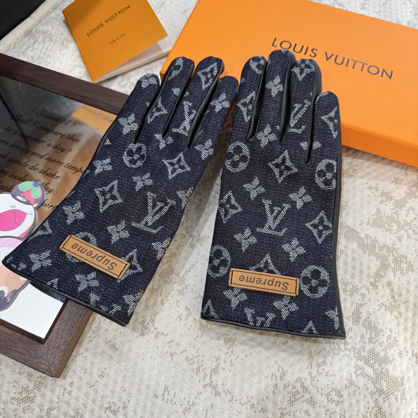 
2025🧤LV新品牛仔配皮手套，时尚机车🚗手套，秋冬新品布内里，时尚🌺上手超舒适柔软、百搭！集美女神必