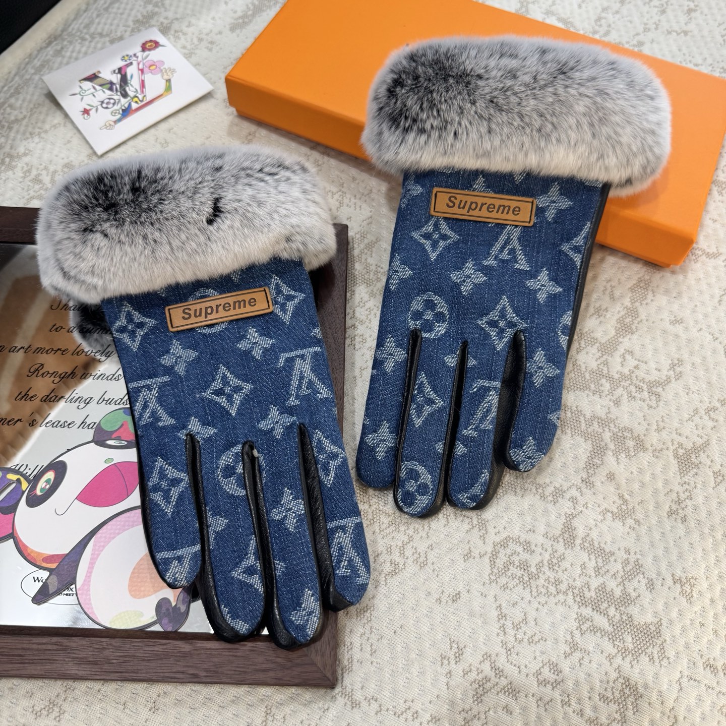 
2025🧤LV新品毛口牛仔配皮手套，时尚机车🚗手套，秋冬新品布内里，时尚🌺上手超舒适柔软、百搭！集美女