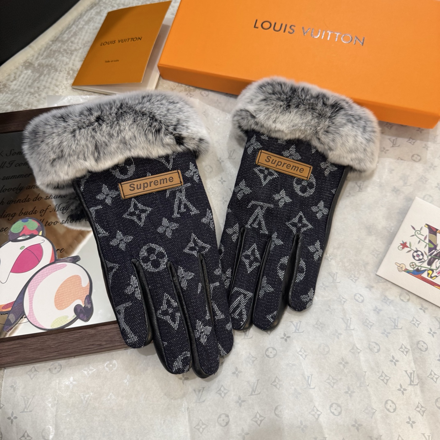 
2025🧤LV新品毛口牛仔配皮手套，时尚机车🚗手套，秋冬新品布内里，时尚🌺上手超舒适柔软、百搭！集美女