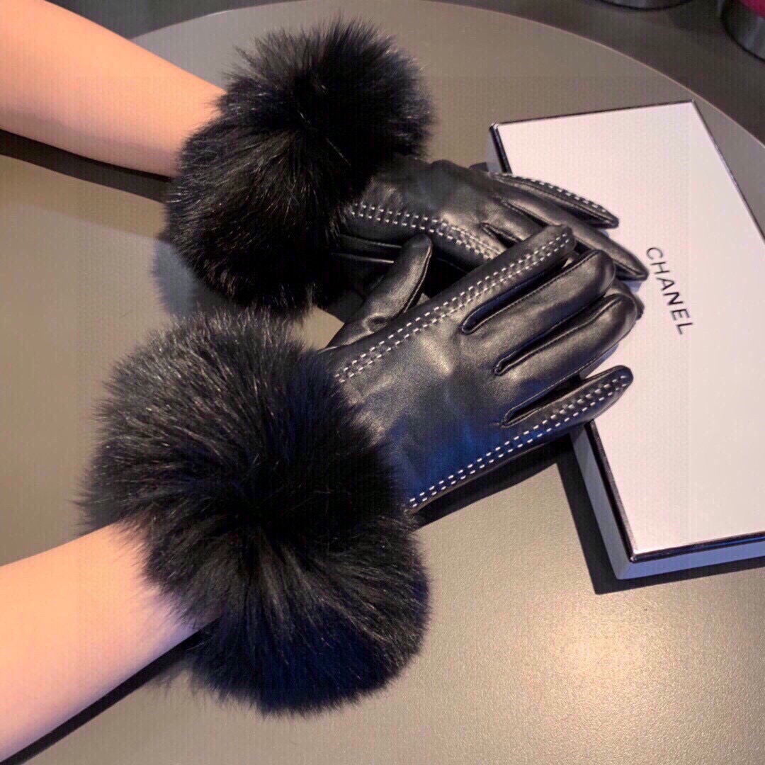 
Chanel 香奈儿2025秋冬大狐狸🦊毛触屏手套👍女神集美们必备✈️单品，值得对比🔥🔥同款不同品质，