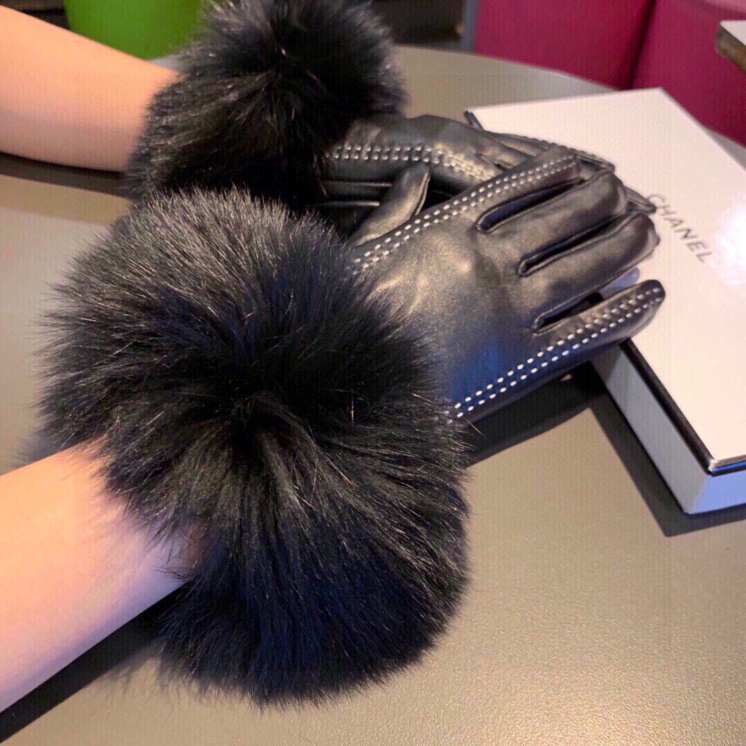 
Chanel 香奈儿2025秋冬大狐狸🦊毛触屏手套👍女神集美们必备✈️单品，值得对比🔥🔥同款不同品质，