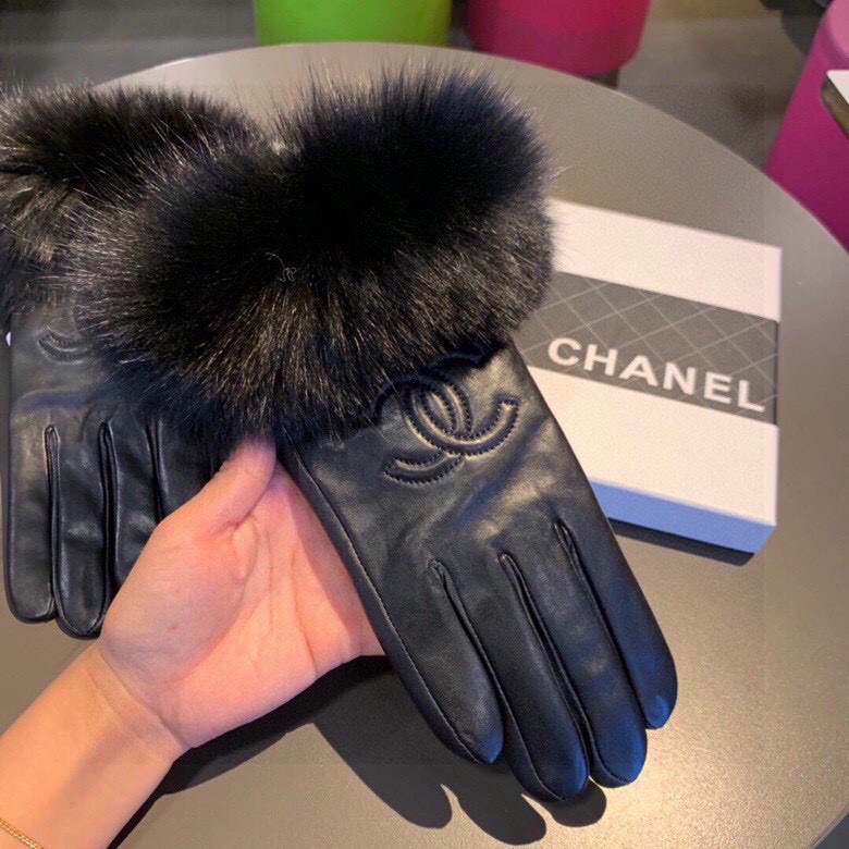 
Chanel 香奈儿秋冬狐狸毛球羊皮手套👍手机触屏，值得对比🔥🔥同款不同品质，秒杀市场差产品，进口一级
