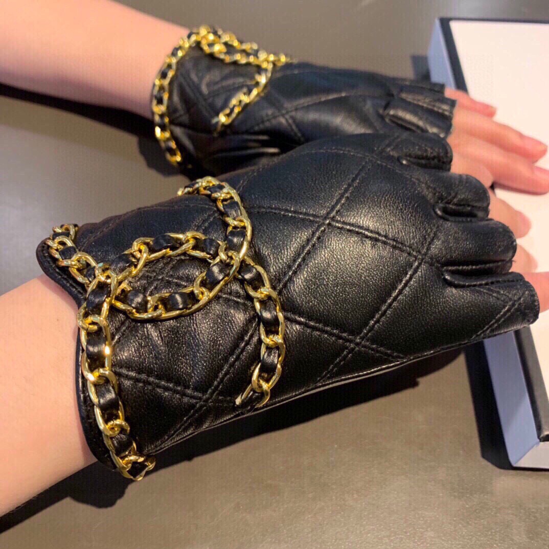 👏👏
Chanel 香奈儿2025大双C链条秋冬短款手套美美滴👍值得对比🔥🔥同款不同品质，秒杀市场差产品