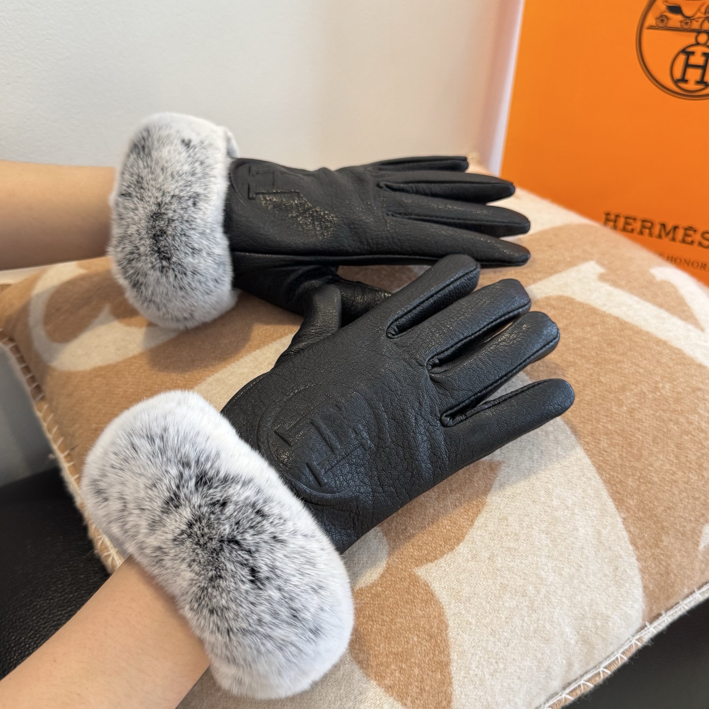 
HERMES🦌鹿皮爱马仕🐎2025🧤秋冬大H懒兔毛羊皮手套👍手机触屏，值得对比🔥🔥同款不同品质，秒杀市