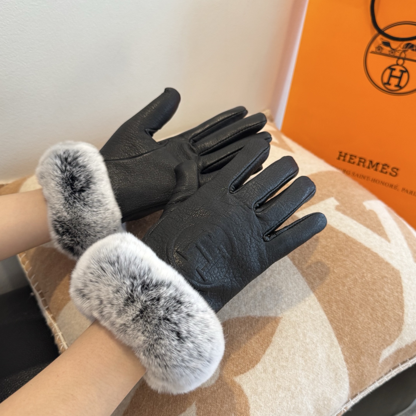 
HERMES🦌鹿皮爱马仕🐎2025🧤秋冬大H懒兔毛羊皮手套👍手机触屏，值得对比🔥🔥同款不同品质，秒杀市