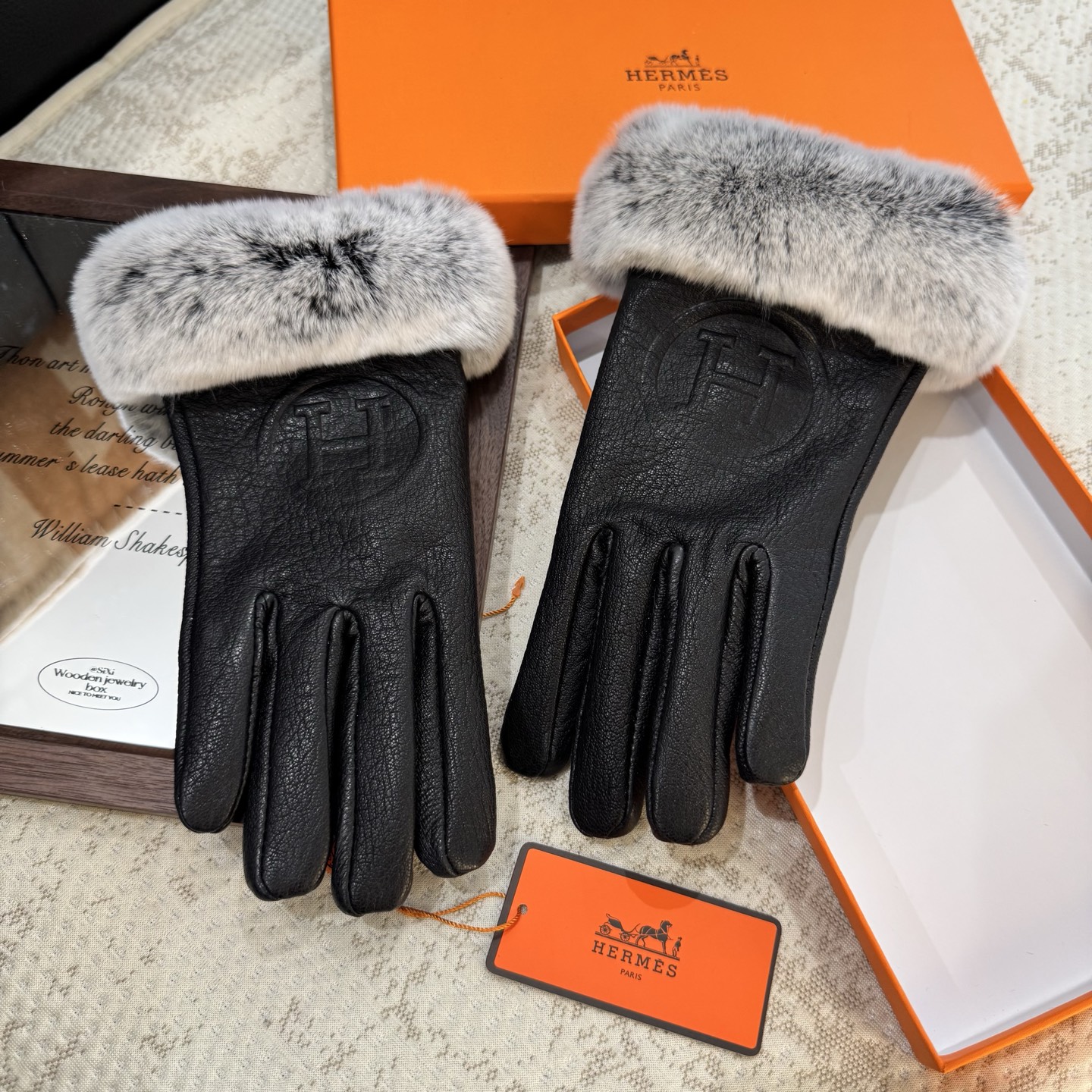 
HERMES🦌鹿皮爱马仕🐎2025🧤秋冬大H懒兔毛羊皮手套👍手机触屏，值得对比🔥🔥同款不同品质，秒杀市