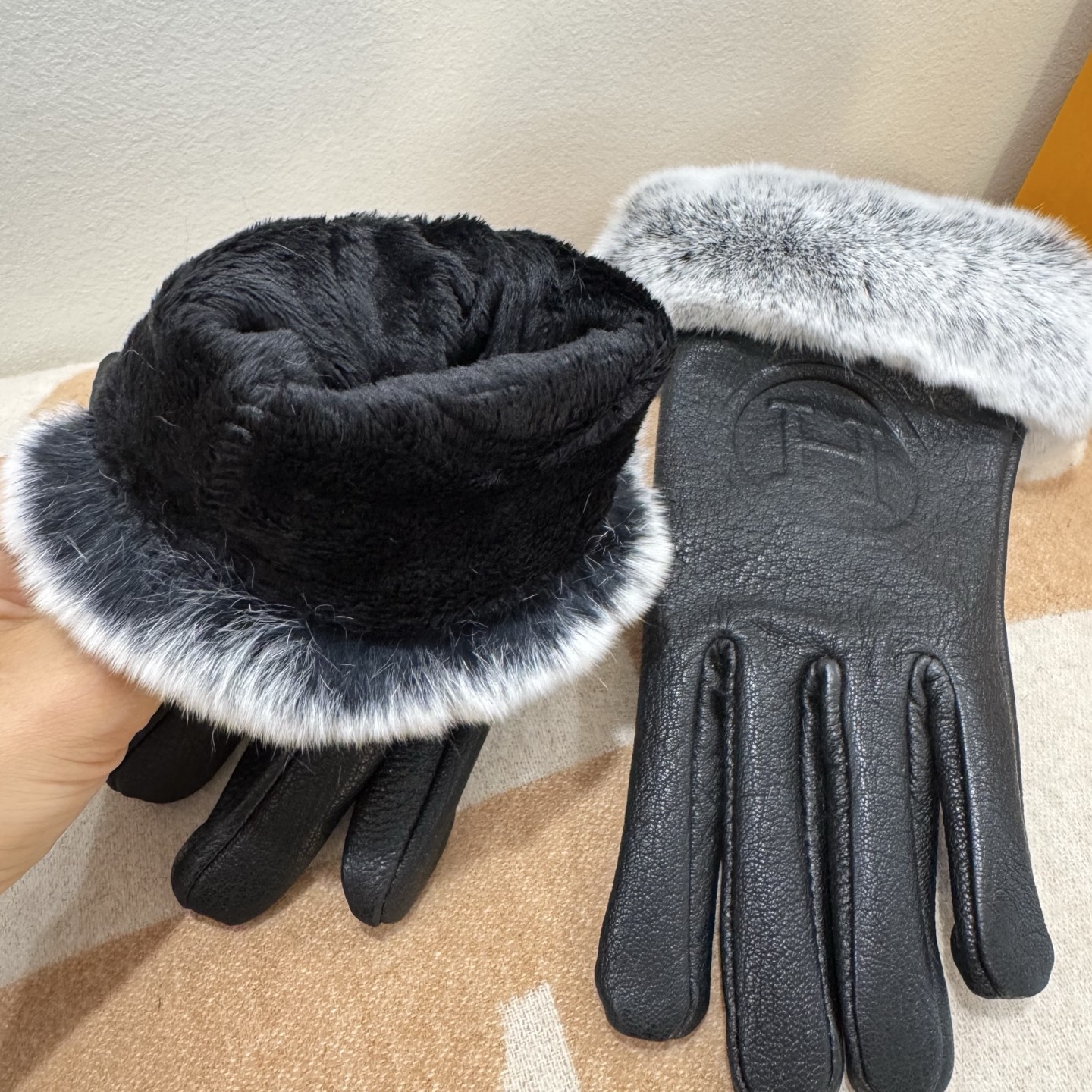 
HERMES🦌鹿皮爱马仕🐎2025🧤秋冬大H懒兔毛羊皮手套👍手机触屏，值得对比🔥🔥同款不同品质，秒杀市