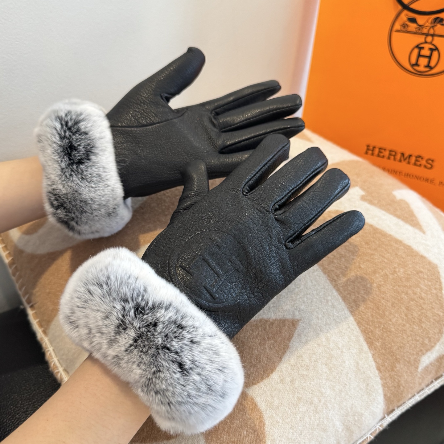 
HERMES🦌鹿皮爱马仕🐎2025🧤秋冬大H懒兔毛羊皮手套👍手机触屏，值得对比🔥🔥同款不同品质，秒杀市