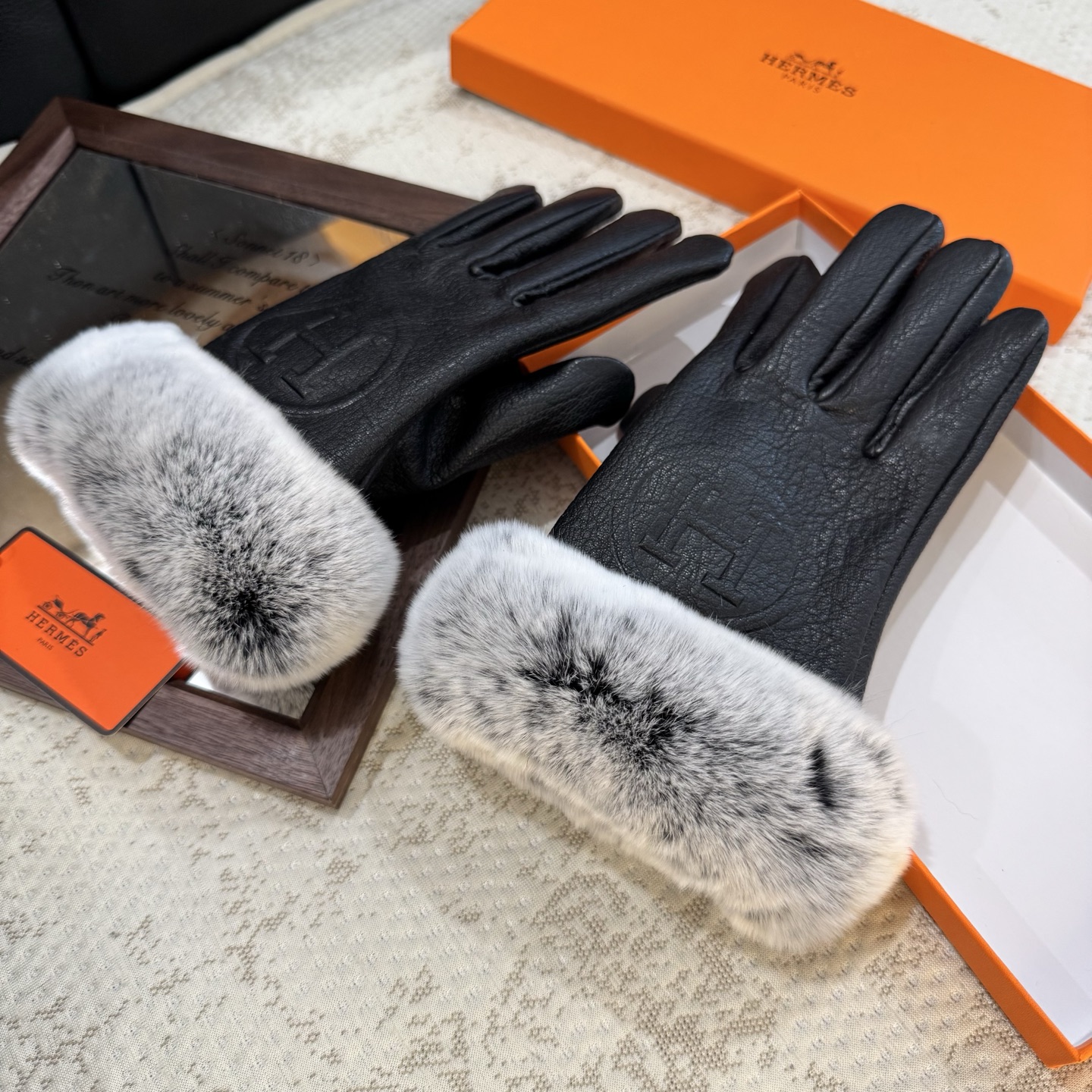 
HERMES🦌鹿皮爱马仕🐎2025🧤秋冬大H懒兔毛羊皮手套👍手机触屏，值得对比🔥🔥同款不同品质，秒杀市