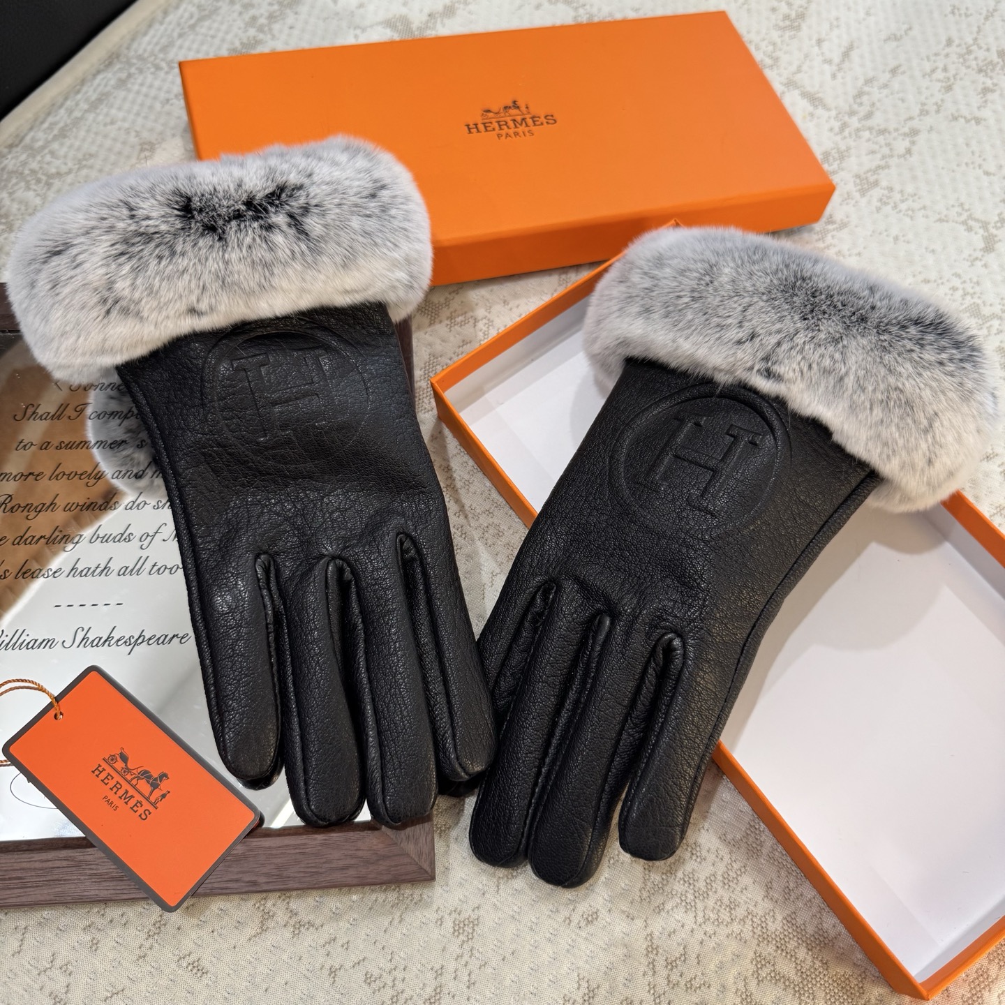 
HERMES🦌鹿皮爱马仕🐎2025🧤秋冬大H懒兔毛羊皮手套👍手机触屏，值得对比🔥🔥同款不同品质，秒杀市