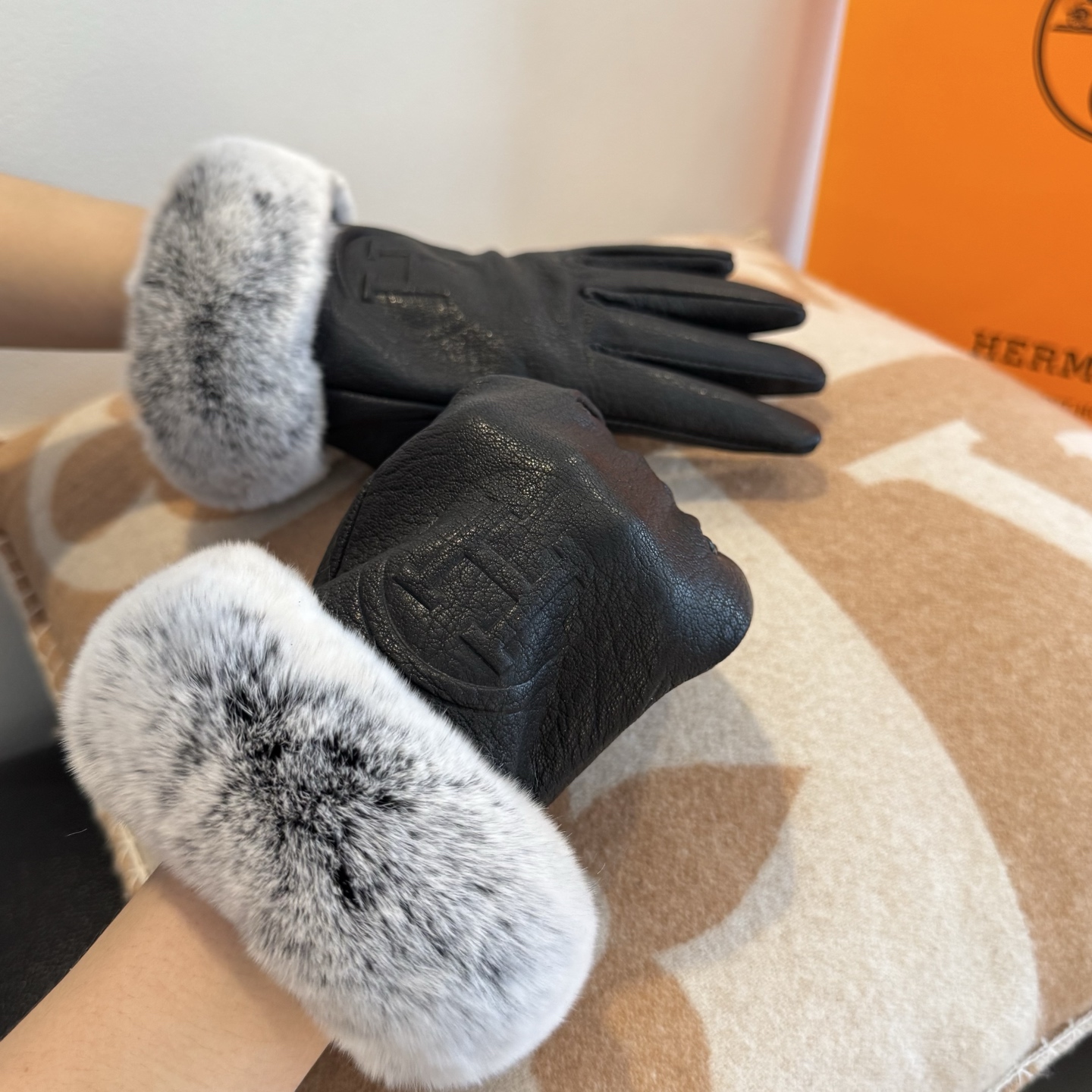 
HERMES🦌鹿皮爱马仕🐎2025🧤秋冬大H懒兔毛羊皮手套👍手机触屏，值得对比🔥🔥同款不同品质，秒杀市
