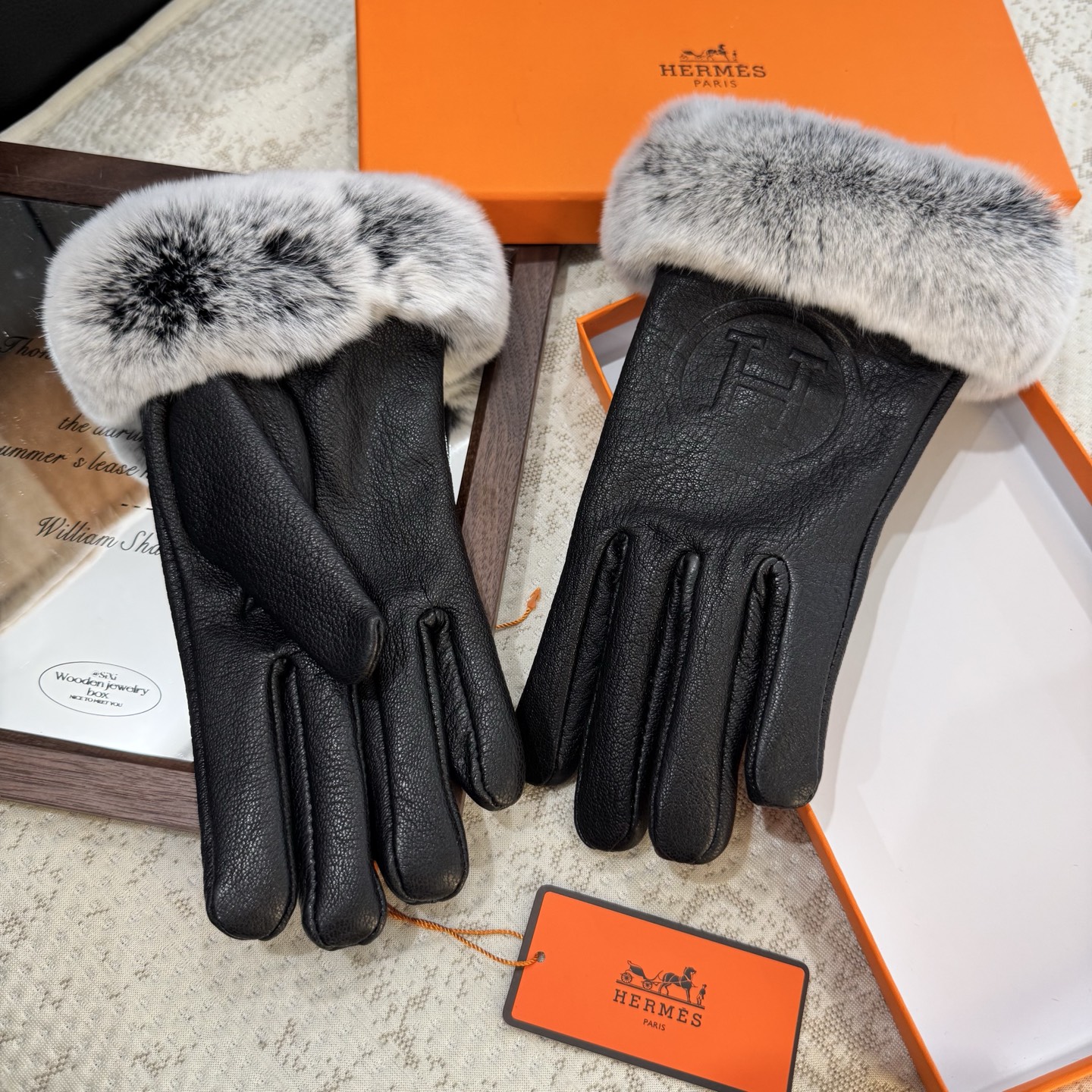 
HERMES🦌鹿皮爱马仕🐎2025🧤秋冬大H懒兔毛羊皮手套👍手机触屏，值得对比🔥🔥同款不同品质，秒杀市