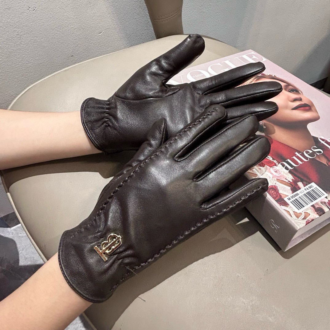 
巴宝莉BURBERRY 专柜新品羊皮手套，时尚手套，秋冬保暖加绒内里，经典简洁💕上手超舒适柔软、百搭！