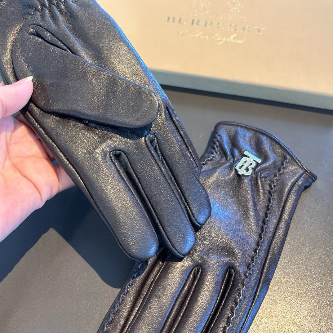
巴宝莉BURBERRY 专柜新品羊皮手套，时尚手套，秋冬保暖加绒内里，经典简洁💕上手超舒适柔软、百搭！