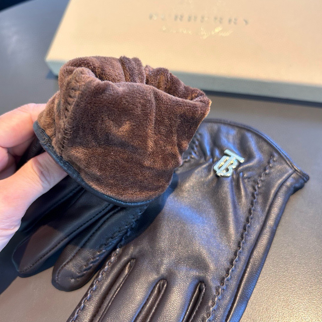 
巴宝莉BURBERRY 专柜新品羊皮手套，时尚手套，秋冬保暖加绒内里，经典简洁💕上手超舒适柔软、百搭！