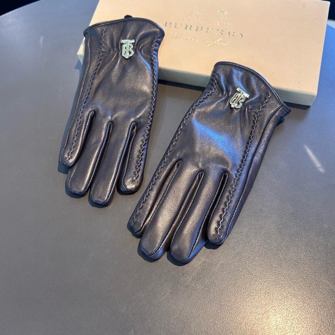 
巴宝莉BURBERRY 专柜新品羊皮手套，时尚手套，秋冬保暖加绒内里，经典简洁💕上手超舒适柔软、百搭！