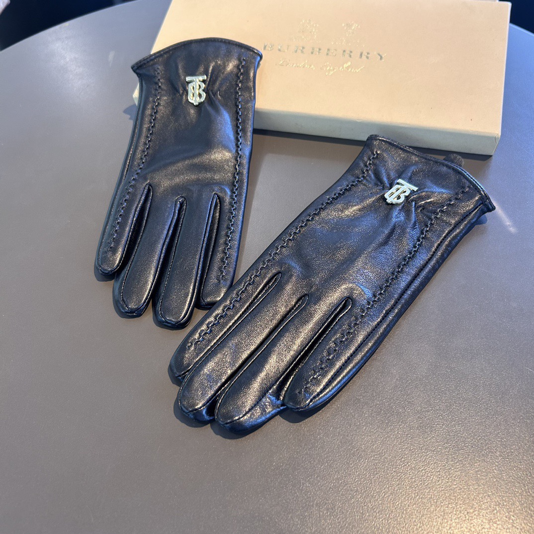 
巴宝莉BURBERRY 专柜新品羊皮手套，时尚手套，秋冬保暖加绒内里，经典简洁💕上手超舒适柔软、百搭！