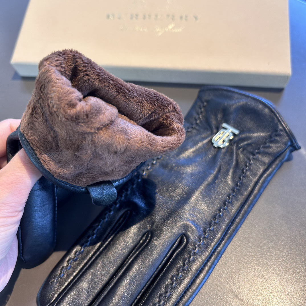 
巴宝莉BURBERRY 专柜新品羊皮手套，时尚手套，秋冬保暖加绒内里，经典简洁💕上手超舒适柔软、百搭！