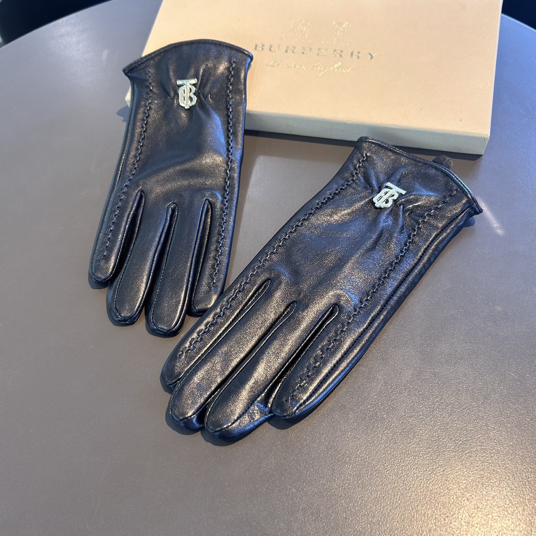 
巴宝莉BURBERRY 专柜新品羊皮手套，时尚手套，秋冬保暖加绒内里，经典简洁💕上手超舒适柔软、百搭！
