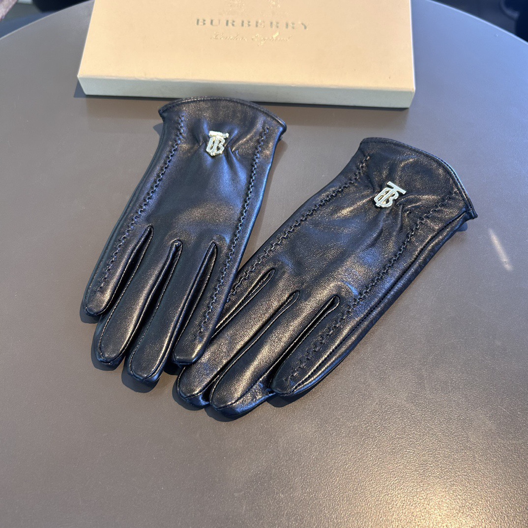 
巴宝莉BURBERRY 专柜新品羊皮手套，时尚手套，秋冬保暖加绒内里，经典简洁💕上手超舒适柔软、百搭！