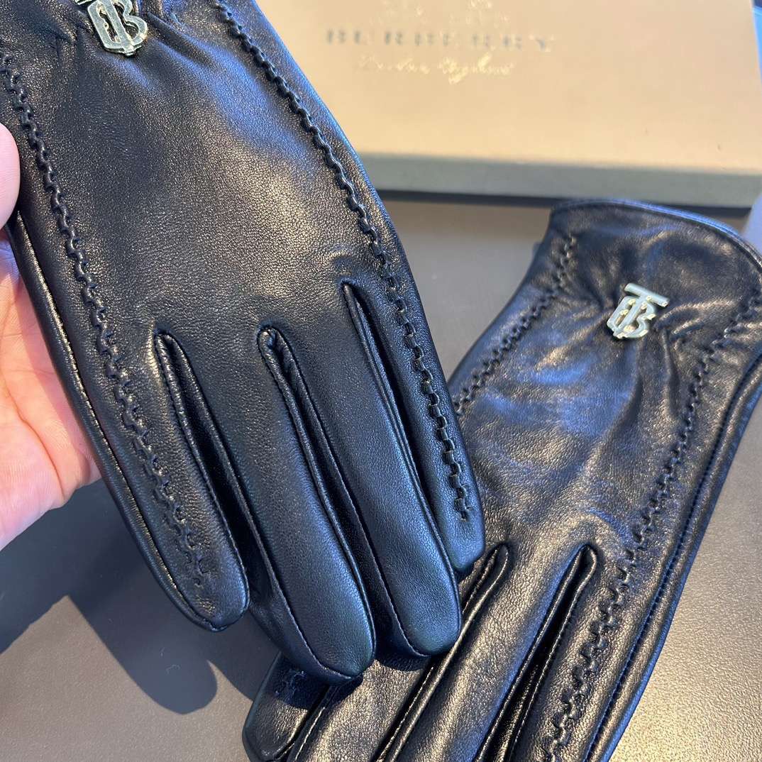
巴宝莉BURBERRY 专柜新品羊皮手套，时尚手套，秋冬保暖加绒内里，经典简洁💕上手超舒适柔软、百搭！
