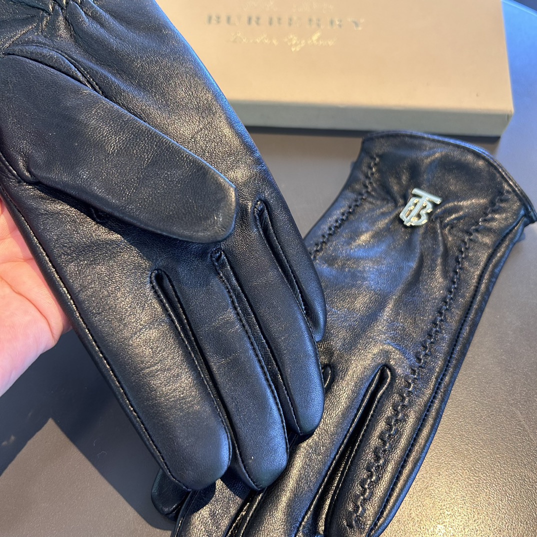 
巴宝莉BURBERRY 专柜新品羊皮手套，时尚手套，秋冬保暖加绒内里，经典简洁💕上手超舒适柔软、百搭！